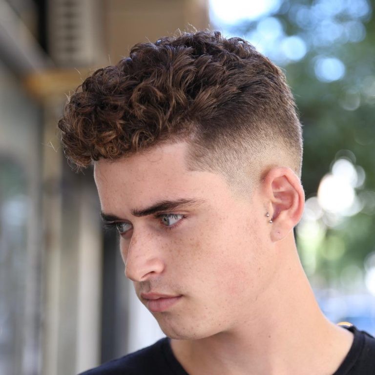 Cheveux bouclés + dégradé à blanc moyen