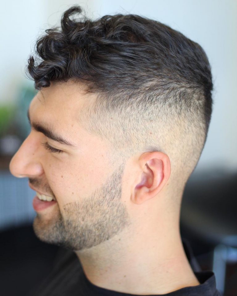 Coiffure courte pour homme aux cheveux bouclés
