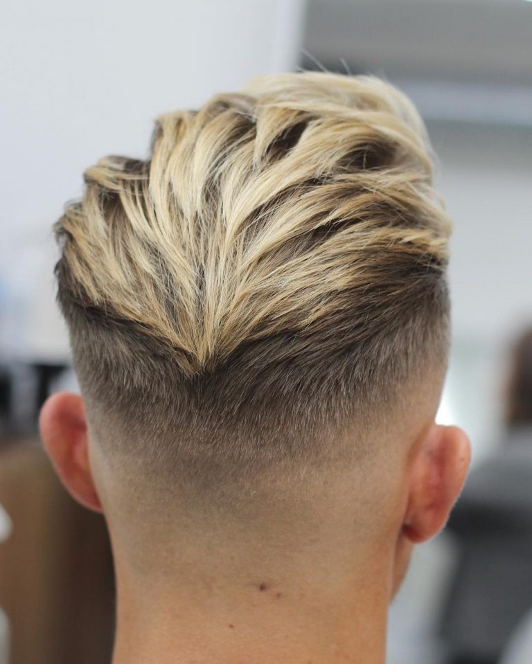 Dégradé sur cheveux mi-longs coiffés en arrière