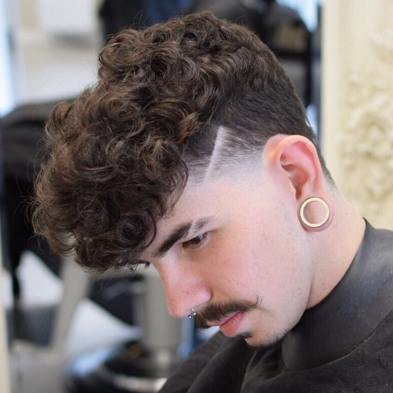 Banane avec cheveux bouclés, Raie continue jusqu'aux sourcils