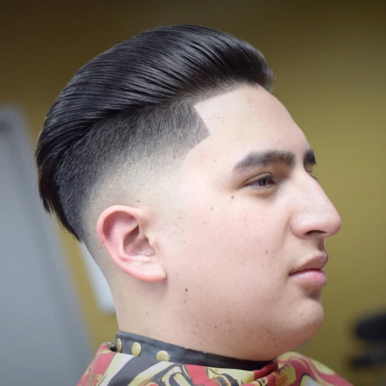 Cheveux sombres coiffés vers l’arrière avec côtés courts