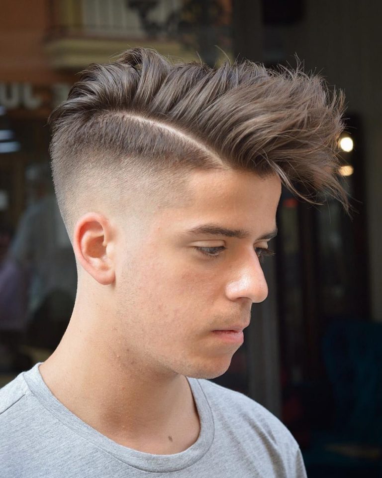 Cheveux relevés sur le dessus et côtés courts