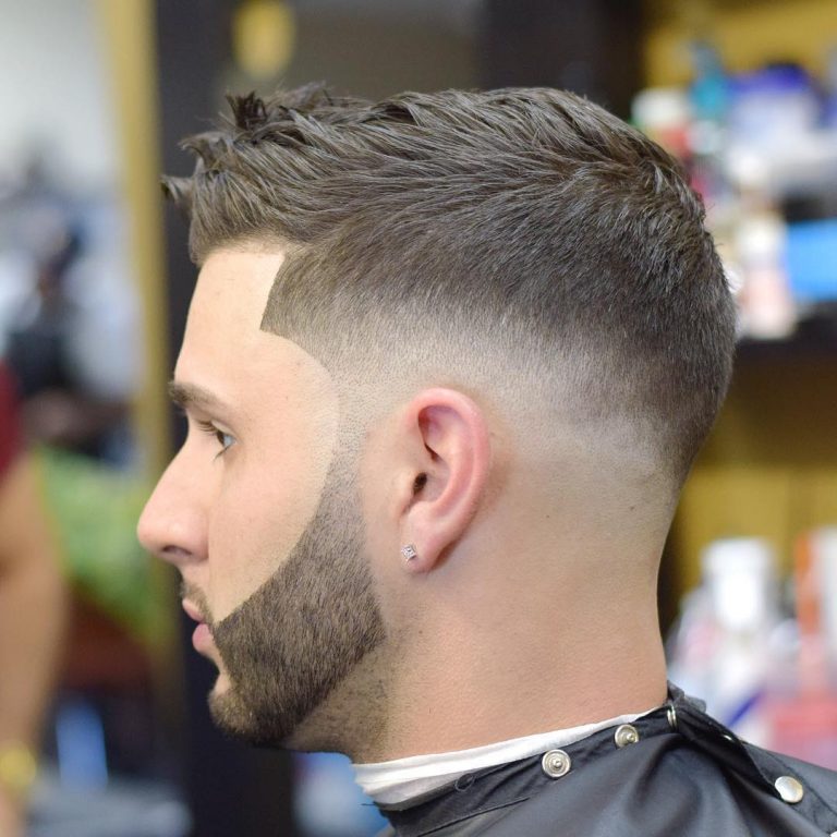 Texture courte et barbe anguleuse