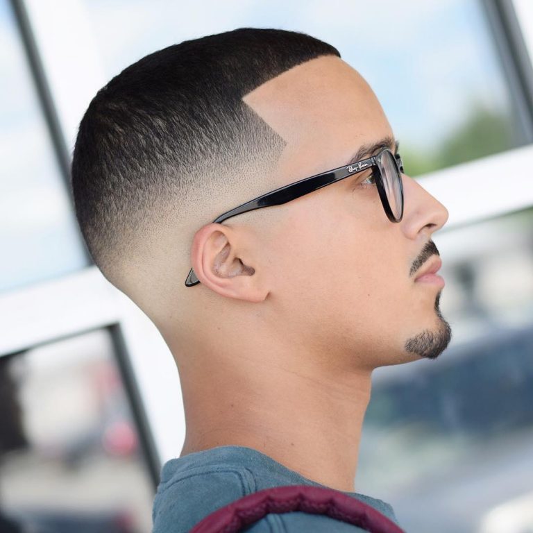Buzz cut avec moustache fine