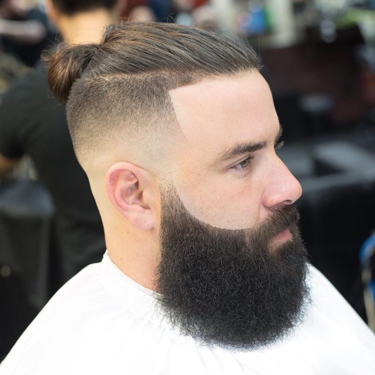 Attache courte et barbe volumineuse