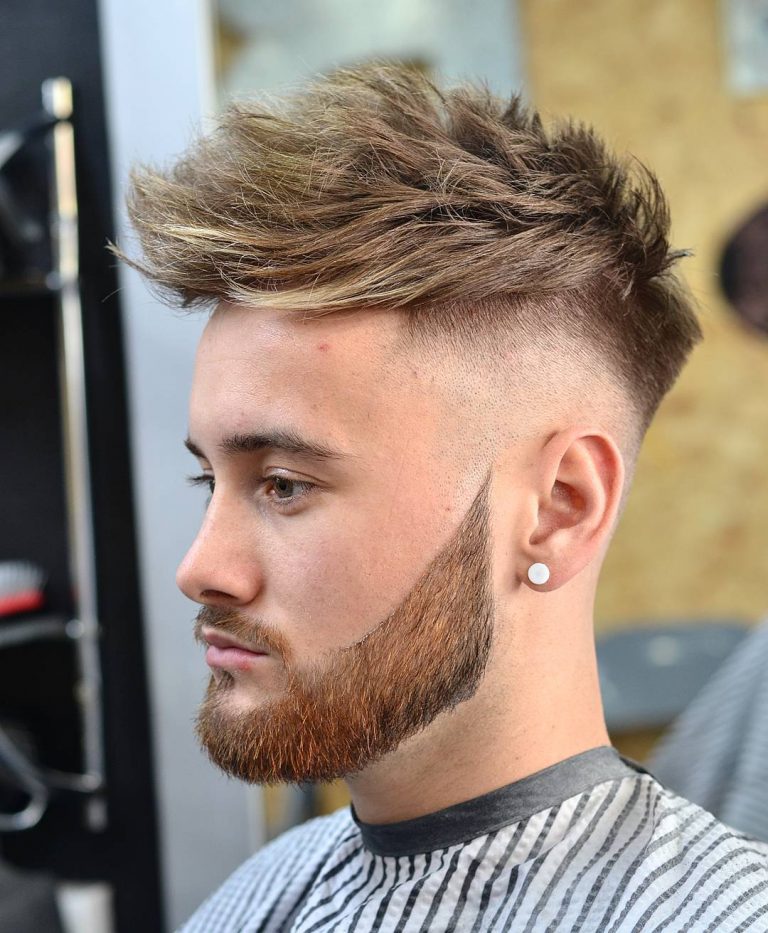 Quiff clair et barbe triangulaire