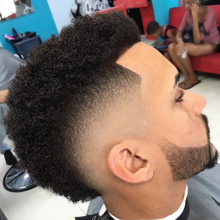 Frohawk arrondi avec barbe courte