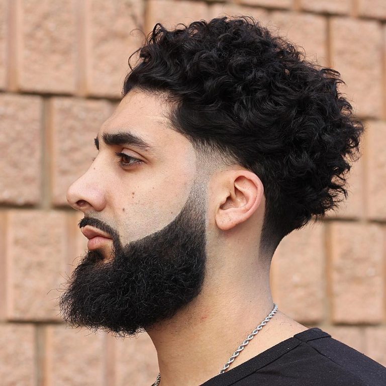 Boucles épaisses et barbe pleine