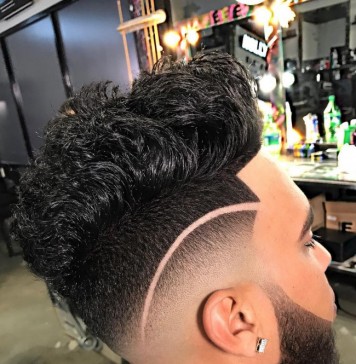 Cheveux courts relevés avec dégradé et raie courbe rasée