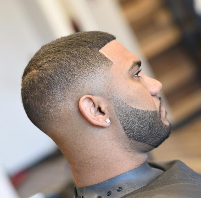 Coupe courte et barbe géométrique