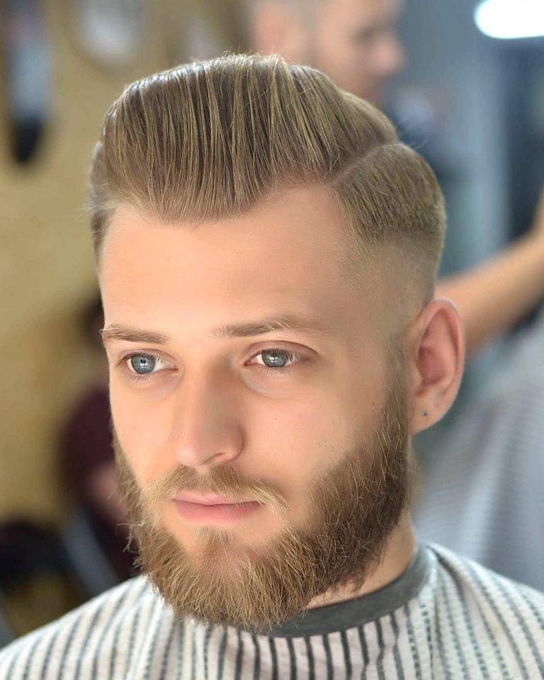 Pompadour blond coiffé en hauteur