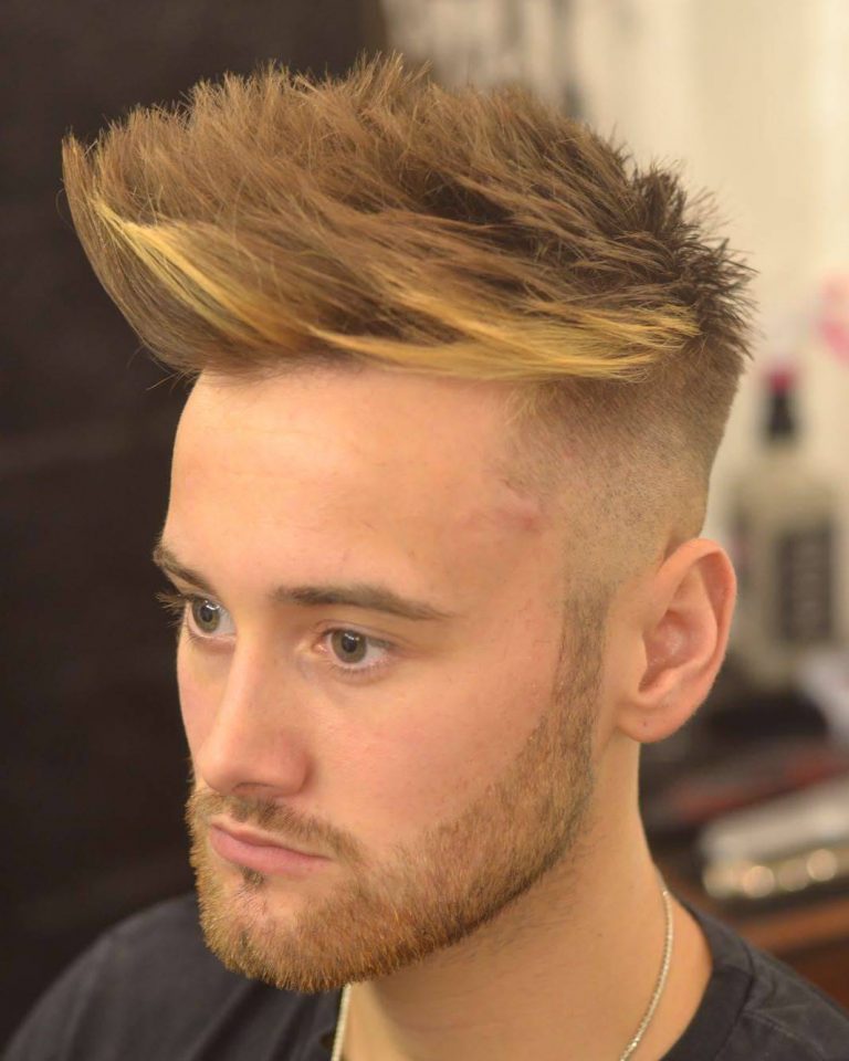 Quiff blond projeté vers l’avant
