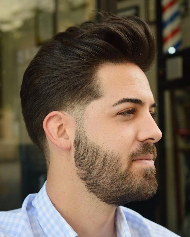 Quiff ample et côtés aux ciseaux