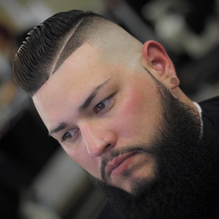 Raie rasée et barbe longue