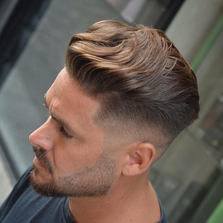 Quiff ondulé à reflets clairs