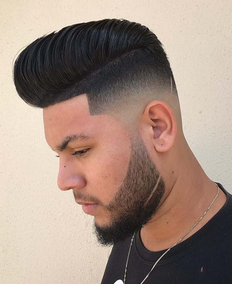 Pompadour sombre et front géométrique