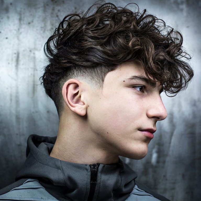 Boucles longues et oreilles dégagées