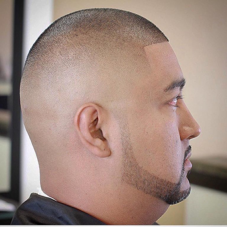 Buzz cut ras et barbe bordée