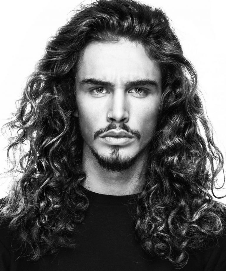 Cheveux longs ondulés - Coupe de cheveux homme