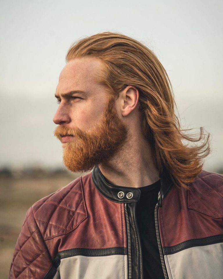 Slicked Back  + Barbe pleine - Coupe de cheveux homme