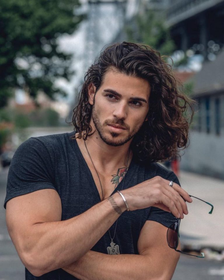 Longs cheveux bouclés - Coupe de cheveux homme