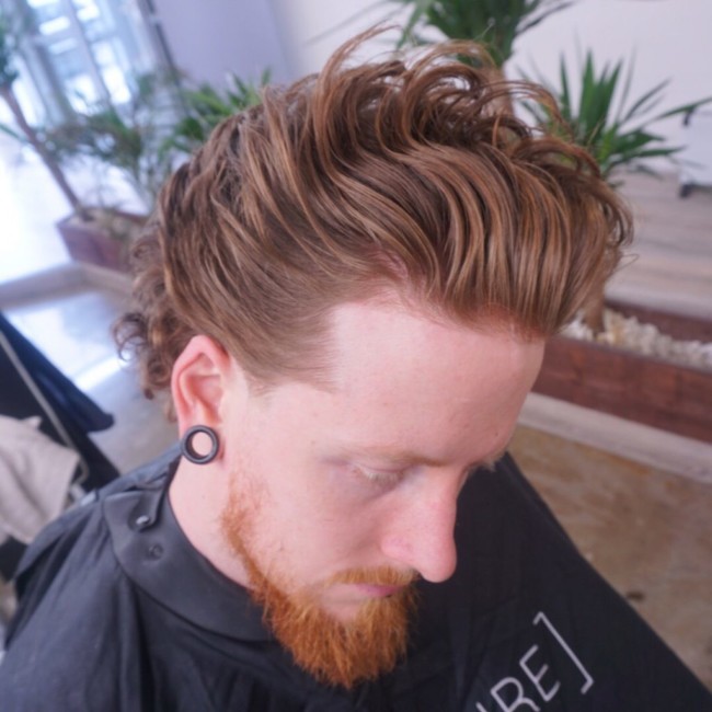 Cheveux ondulés coiffés en arrière - Coupe de cheveux homme
