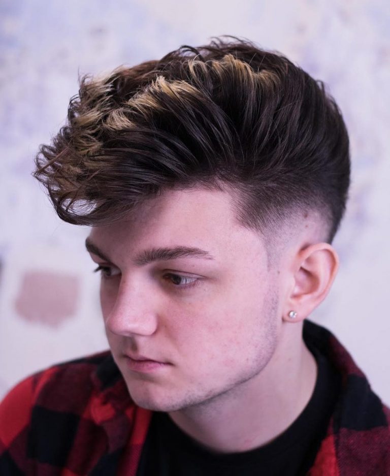 Pompadour coiffé sur le côté + Dégradé moyen