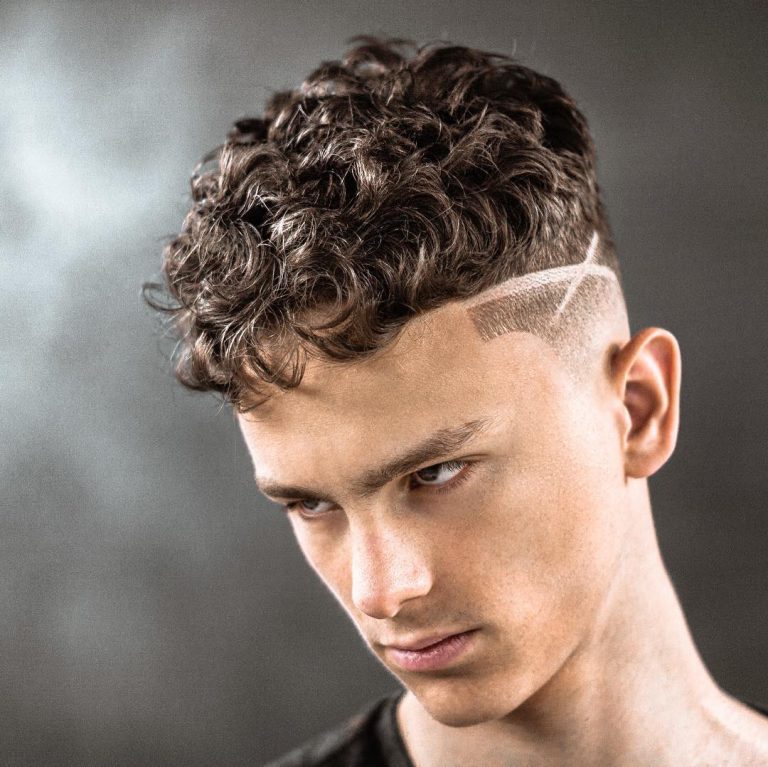 Crop sur cheveux bouclés + Raie Créative