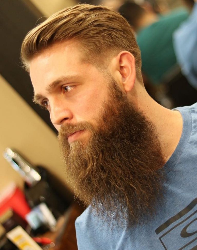Cheveux coiffés vers l'arrière + Barbe pleine