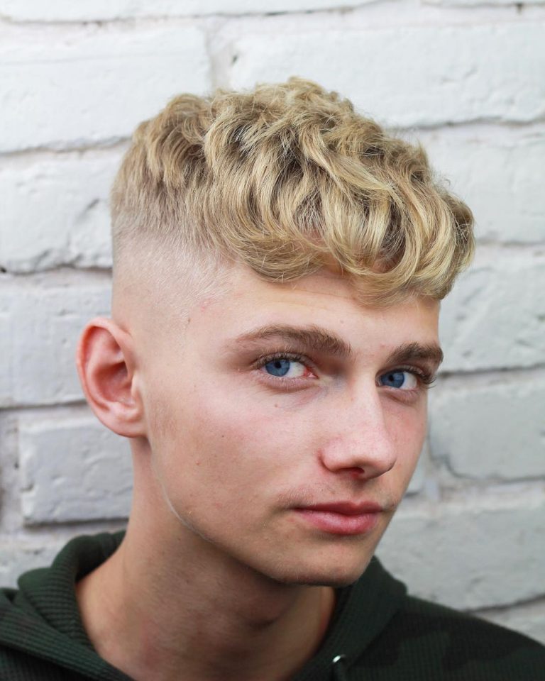 Coupe César + Cheveux ondulés