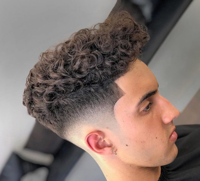 Quiff sur cheveux bouclés + Dégradé Haut
