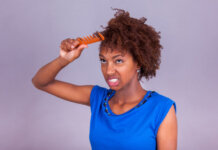 Jeune femme afro-américaine peignant ses cheveux afro crépus - Personnes noires