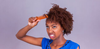 Jeune femme afro-américaine peignant ses cheveux afro crépus - Personnes noires