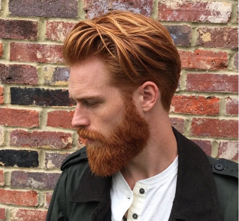Cheveux roux mi-longs et barbe pleine