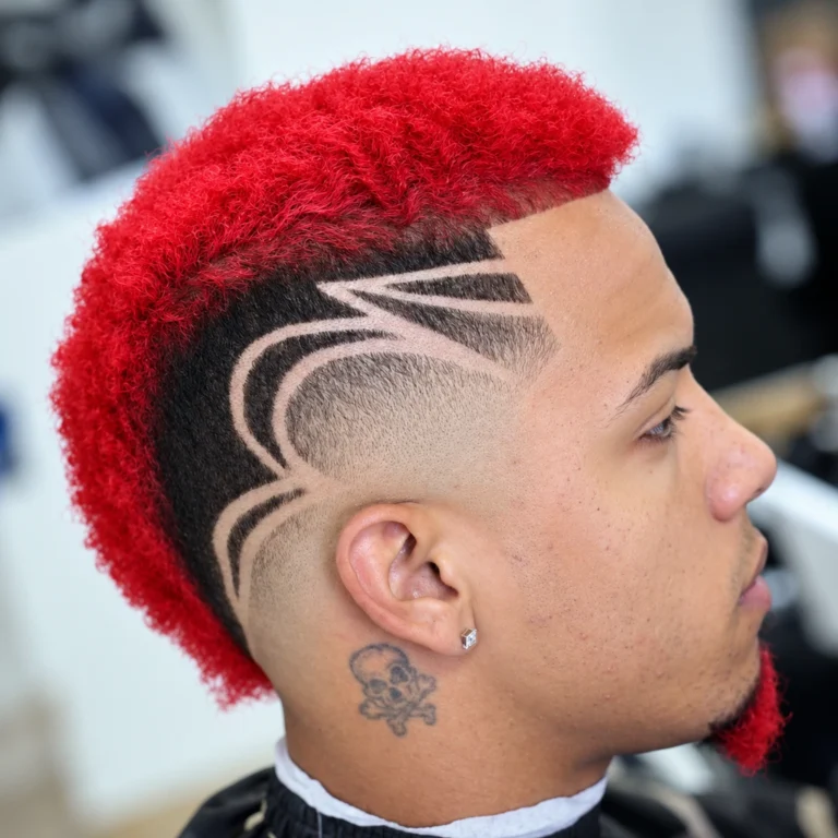 Crête rouge et lignes rasées
