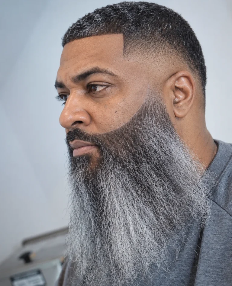 Cheveux très courts et longue barbe grise