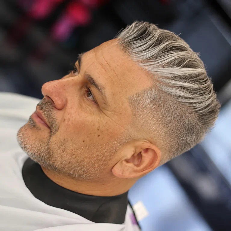 Cheveux gris texturés vers l’arrière avec dégradé haut