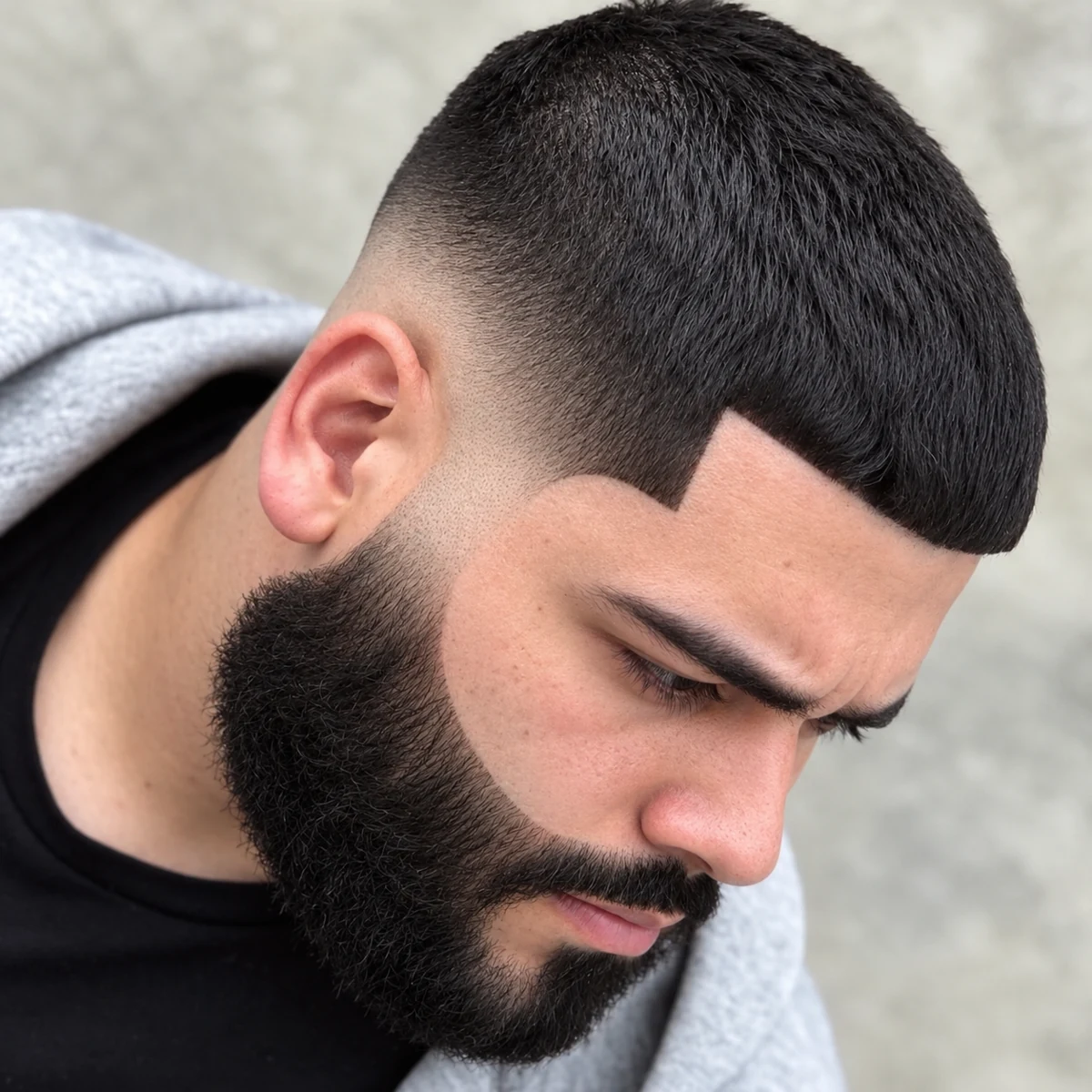 Buzz cut + Dégradé bas + Contours