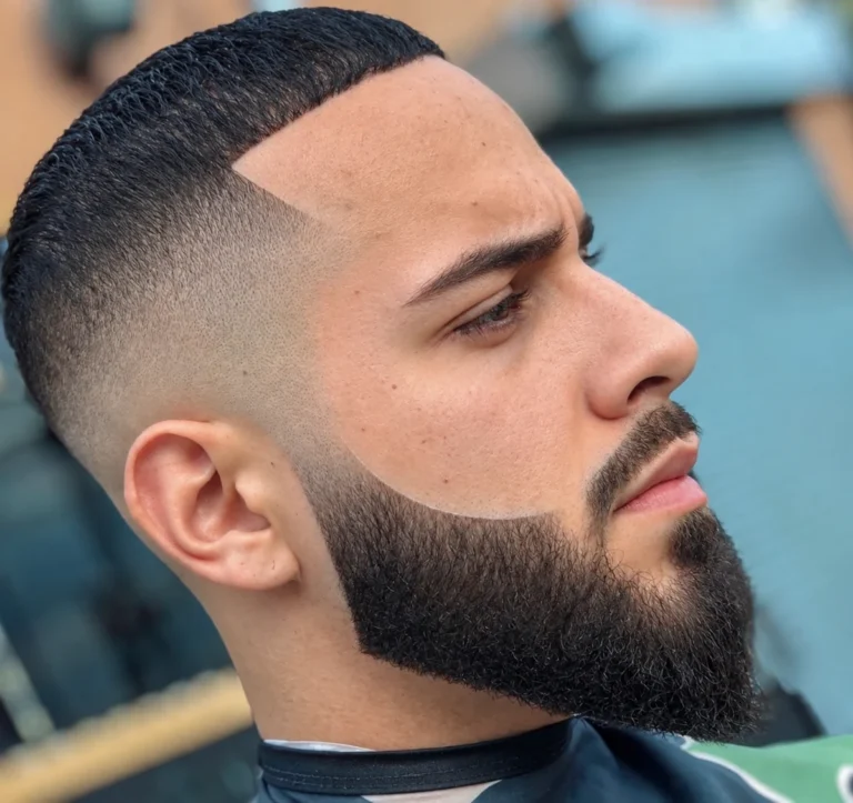 Buzz cut + Dégradé haut + Barbe déconnectée