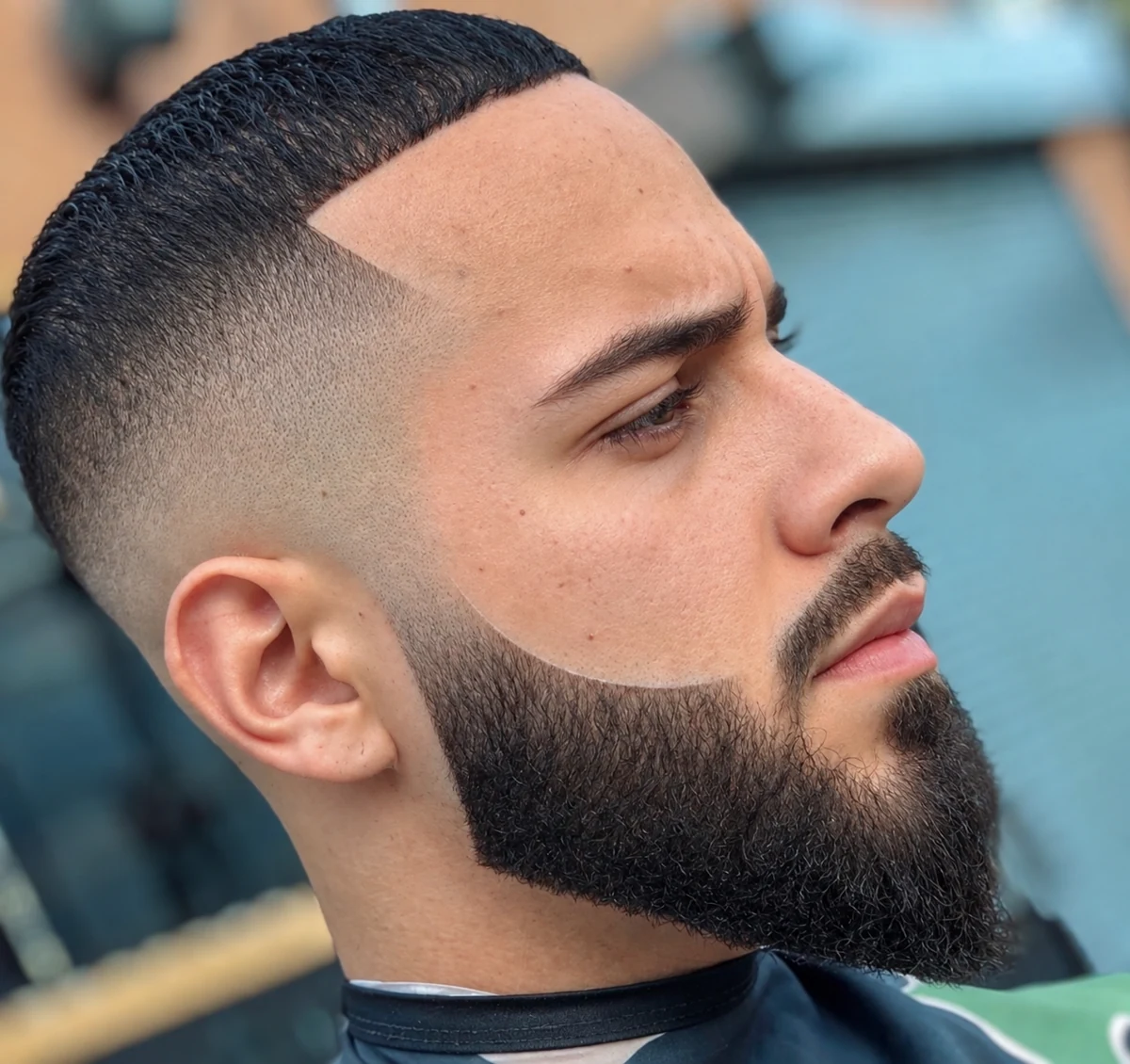 Buzz cut + Dégradé haut + Barbe déconnectée
