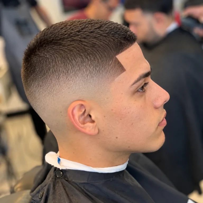 Buzz cut + Dégradé à blanc + Contours