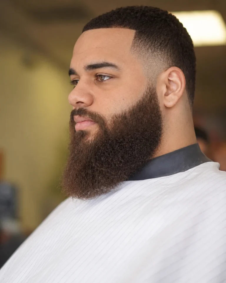 Buzz cut avec dégradé aux tempes et barbe pleine