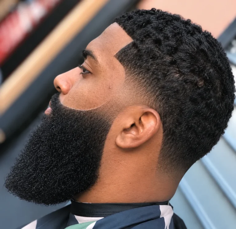 Crew cut + Contours + Dégradé aux tempes et à la nuque + Barbe pleine
