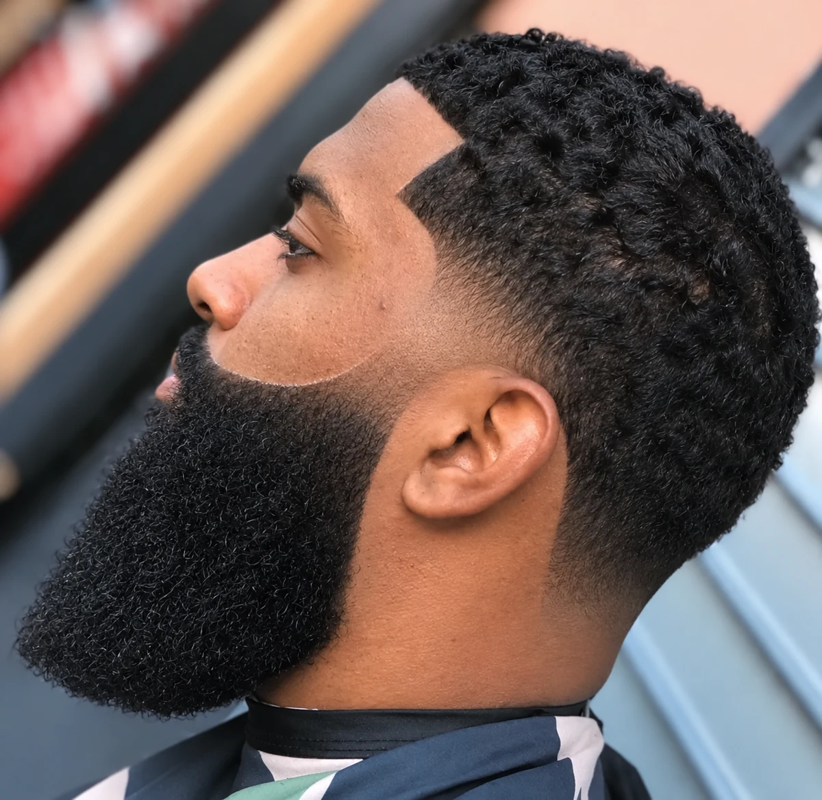 Crew cut + Contours + Dégradé aux tempes et à la nuque + Barbe pleine