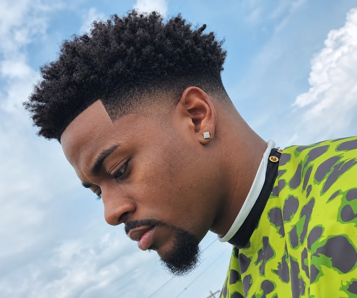 Cheveux crépus dressés avec contours et côtés courts