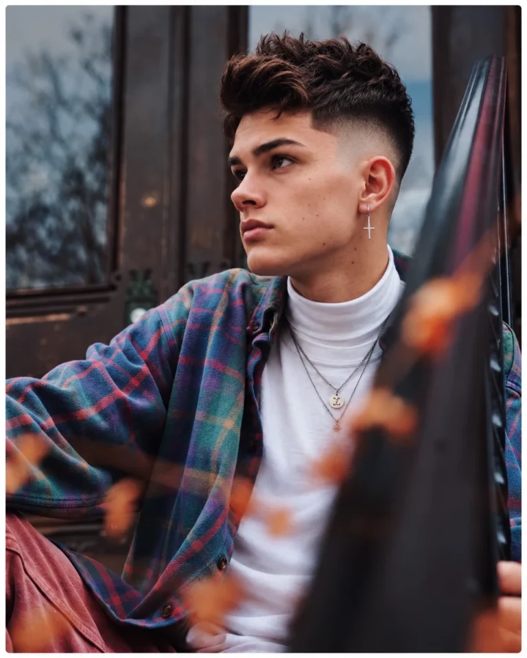Pompadour coiffé sur le coté + Dégradé à blanc