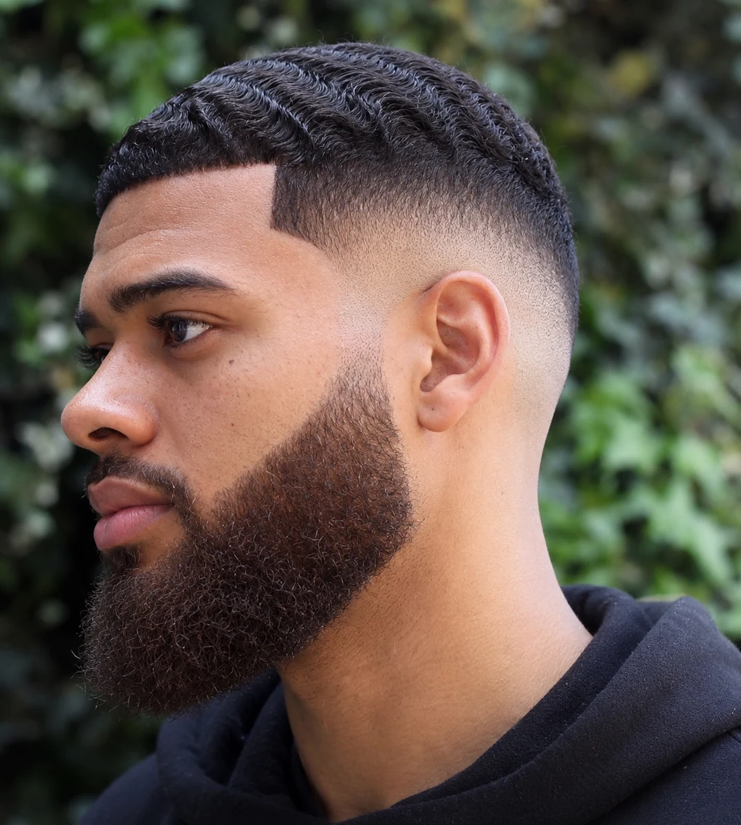 Crew cut ondulé + Dégradé à blanc + Barbe déconnectée