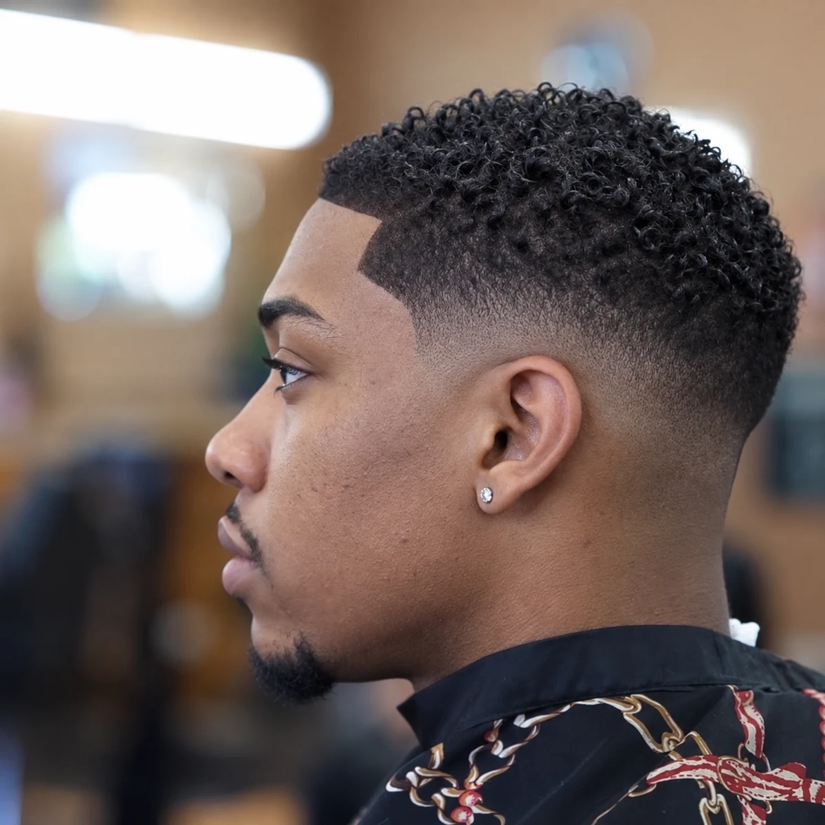 Cheveux bouclés texturés + Dégradé bas + Contours