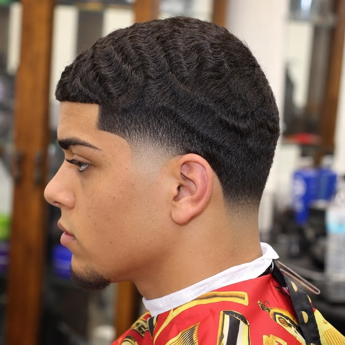 Cheveux courts ondulés avec fondu aux tempes