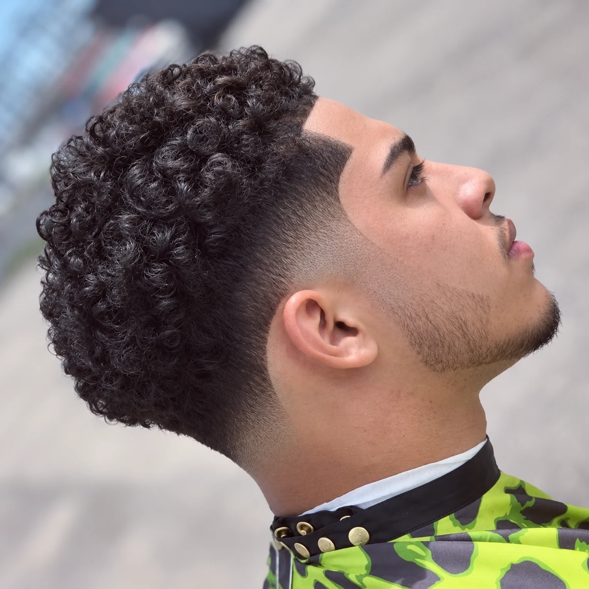 Cheveux bouclés + Dégradé aux tempes et à la nuque + Contours